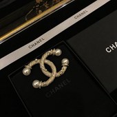激安屋はブランド コピーのシャネル ブローチ コピー通販最安値が探せるサイトです。